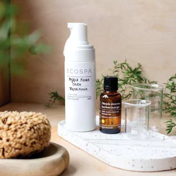 Myjąca pianka do cery trądzikowej z olejkiem drzewa herbacianego