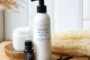 Regenerujący krem do ciała z olejem waniliowym i morelowym