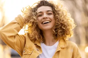 Jak dbać o włosy kręcone metodą curly girl (CGM)?
