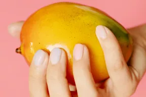 Mango w kosmetyce – korzyści wynikające z jego stosowania na skórę i włosy