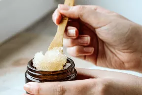 Peelingi - rodzaje i właściwości. Jak dobrać peeling do typu skóry?