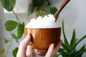 Kosmetyki z olejem kokosowym – jak zrobić je w domu?