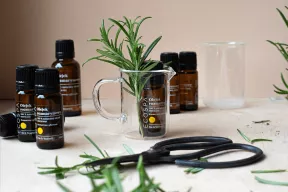 Jak stosować olejek rozmarynowy w aromaterapii i kosmetyce?